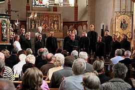 Svanholm Singers with choir leader Sofia Söderberg (left) in 2008 in St. Castor Karden, soloist Johannes Midgren