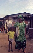 Habitants de New Bell (Douala) en mai 1974.jpg