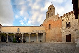 Atrio de entrada al monasterio-palacio de Las Claras, en Tordesillas (Valladolid, España)