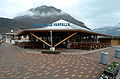 Deutsch: „Haus der Schmetterlinge“ mit Simeonsberg im Hintergrund English: “House of Butterflies” with Mount Simeon in the background Italiano: “Casa delle farfalle” con Monte Simeone nel fondo