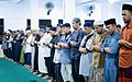 Jemaah melaksanakan salat tarawih