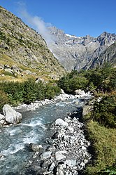 Le torrent de la Severaise avec en arrière plan l'aiguille des Saffes et la Pointe de la Muande (Parc des Ecrins)