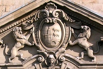 Escudo de la villa en la Iglesia de San Nicolás