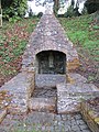 La fontaine dans le bourg de Saint-Hernin.