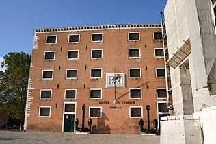 L'edificio, sulla Riva degli Schiavoni.