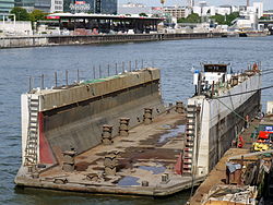 Cale sèche flottante pour péniche sur la Seine