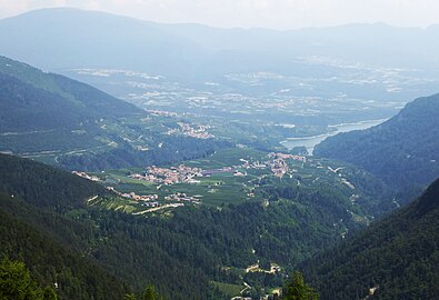 Blick auf die alten Wein- und Obstbaudörfer unterhalb, agricultural landscape in lower Nonstal villages