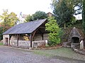 La fontaine et le lavoir près de l'église paroissiale de Saint-Hernin.