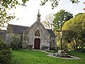 La chapelle Saint-Sauveur et son calvaire.