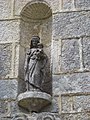 Statue de Notre-Dame-de-Kerdévot sur un mur extérieur de la chapelle