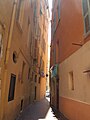 Une rue étroite du Vieux Nice, la rue de l'Abbaye. Les couleurs orangées des immeubles et la lumière du jour s'infiltrant entre les murs rapprochés donnent une esthétique intéressante, une sorte d'"Antelope Canyon" urbain et rectiligne.