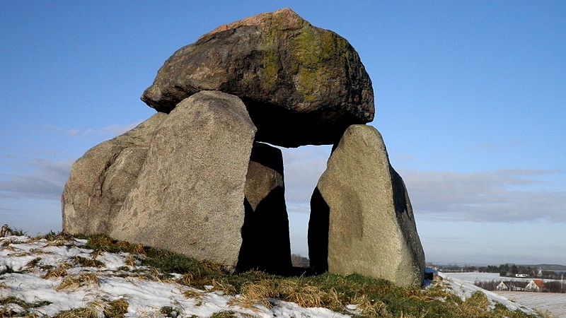 2: Hagbølle dolmen and tumulus from the Stone Age on Langeland.