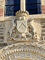 Armoiries surmontées d'une couronne comtale au-dessus de l'entrée du château du Nessay à Saint-Briac-sur-Mer en Ille-et-Vilaine.
