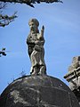 Locquirec : l'église paroissiale Saint-Jacques, statue de saint Jacques coiffant la tourelle d'escalier du clocher
