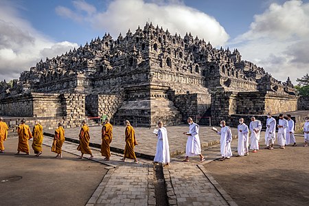 🥇 Ibadah Umat Budha mengelilingi Candi Borobudur