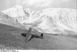 Bundesarchiv Bild 101I-567-1503B-14, Gran Sasso, gelandeter Lastensegler.jpg