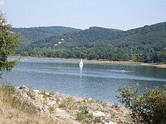 Le lac de Saint-Féréol et en arrière plan la Montagne Noire