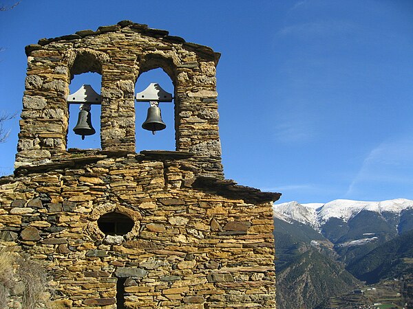 Romanesque bell gable of the Church of Sant Miquel de Fontaneda. Author: Simonjoan