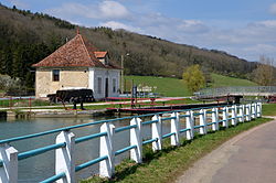 Maison éclusière sur le canal de Bourgogne a Courcelles lès Montbard