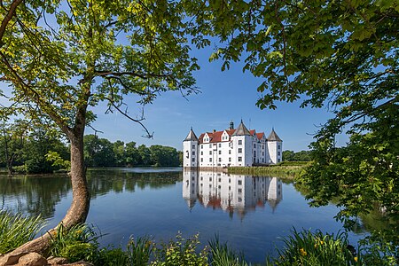 "Schloss_Gluecksburg_msu_2018_-7111.jpg" by User:Matthias Süßen