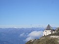 Blick vom Dobratsch/Dobrač gegen Westen mit der Windischen/Slowenischen Kapelle am Dobratsch/Dobrač im Vordergrund