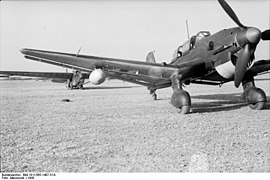 Bundesarchiv Bild 101I-565-1407-31A, Italien, Lastensegler DFS 230 hinter Ju 87.jpg