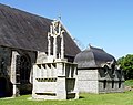 Le calvaire près de la chapelle Notre-Dame-de-Kerdévot et la sacristie de la chapelle