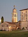 La chiesa con la Casa della Confraternita