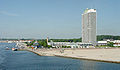 Im Hintergrund: Altstadt. Vordergrund: Lotsenstation, Leuchtturm und Maritim