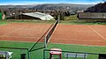 Un des deux courts du Tennis Club Clairvalien à Clairvaux-les-Lacs dans le Jura.