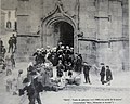 L'église paroissiale Saint-Pierre : vente de gateaux à la sortie de la messe (vers 1900, carte postale).