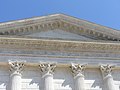 Nimes-Maison Caree-Römischer Podiumstempel-Ursprünglich lag der Tempel im Zentrum der Stadt und war von Wandelhallen umgeben.