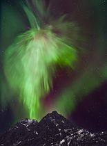 Deutsch: Von Orten innerhalb der Nordlichtzone erscheinen die Lichter oft im Zenit English: Aurora can appear directly overhead when viewed from within the auroral ovals.