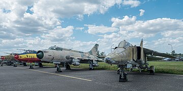 Suchoi SU-22 und MiG 23 in Berlin-Gatow.jpg