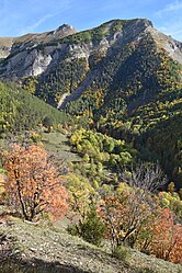 Montagne de Chaudun et ancien cimetière du village de Chaudun depuis le chemin descendant vers la maison forestiere (Hautes-Alpes, France)