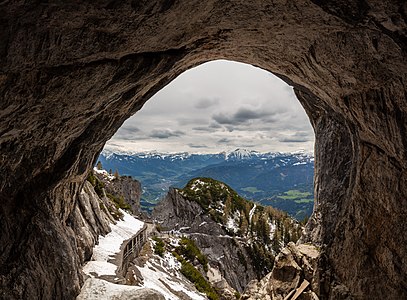 "Eisriesenwelt,_Macizos_de_Tennen,_Austria,_2019-05-18,_DD_58.jpg" by User:Poco a poco