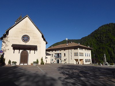 La piazza di Fontana Nuova, church, municipio