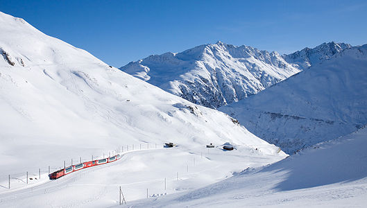 MGB HGe 4-4 II mit Glacier Express kurz vor Oberalp Passhöhe