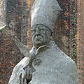 Polski: Pomnik kardynała Bolesława Kominka