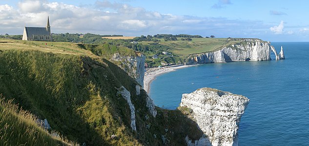 "La_chapelle_Notre-Dame-de-la-Garde_et_les_falaises_d'Etretat.jpg" by User:Milseburg