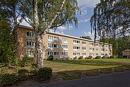 This is upload No. 5000, one of my contributions to Wiki Loves Monuments 2018 in Germany and later on promoted as QI. It shows a building in the garden city Hohnerkamp, a residential area in Hamburg-Bramfeld build from 1953 to 1954.