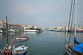 Port de pêche et criée aux poissons vus depuis le môle.