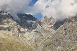 Sommets dominant le refuge de Chabournéou (Parc national des Ecrins)