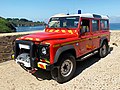 Un Land Rover Defender du SDIS 56-"Centre de Secours Le Palais" garé à la Belle Fontaine-Aiguade Vauban à Belle-Île-en-Mer pendant un exercice d'entraînement.