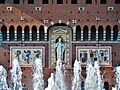 Statua di Sant'Ambrogio sulla facciata.