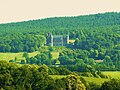 Le château de Trévarez en Saint-Goazec vu depuis le belvédère de Châteauneuf-du-Faou dominant l'Aulne