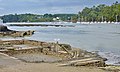 Les parcs à huîtres du château de Bélon (rive droite du Bélon, côté Riec-sur-Bélon) ; à l'arrière-plan le port du Bélon, côté Moëlan-sur-Mer).