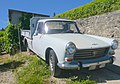 Une Peugeot 404 pick-up d'un vigneron des terrasses de Lavaux, à Saint-Saphorin, sur la rive nord est du lac Léman, en Suisse.