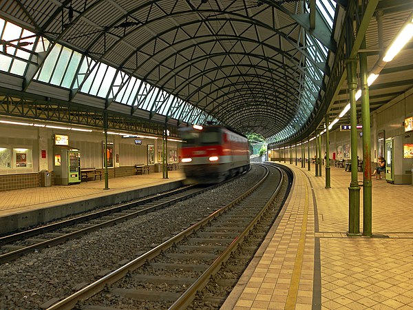 5: Railroad line through the outlying districts of Vienna, station in Oberdöbling, Vienna (Wien). User:Haeferl