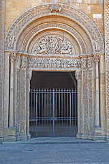 Portail nord de l'abbaye Saint-Fortunat de Charlieu, Bourgogne
